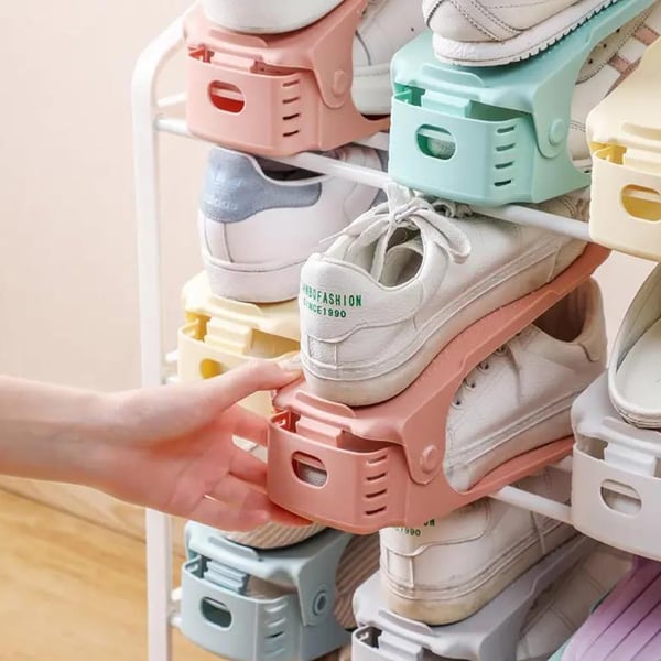 Adjustable shoe rack